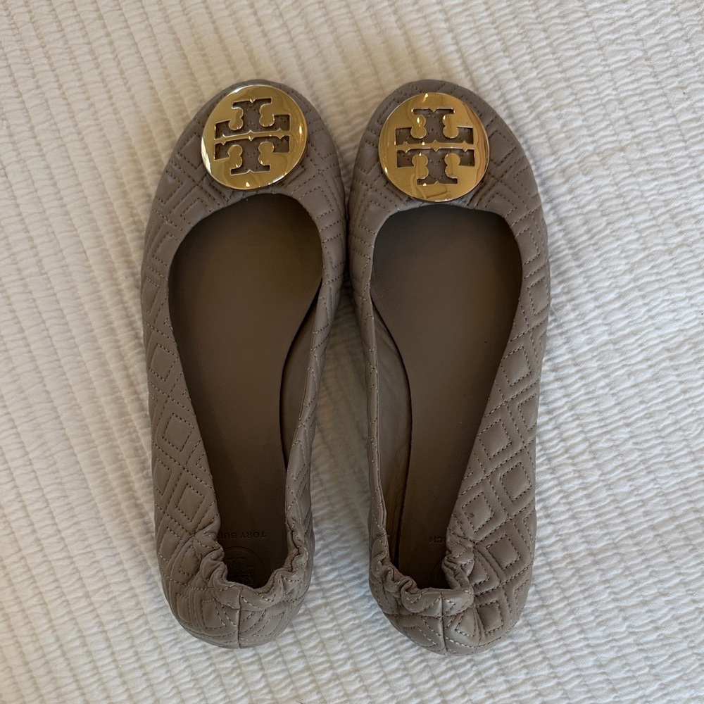Tory Burch Quilted Taupe Leather Reva Ballet Flats with Gold Logo, Size 9